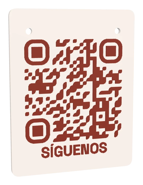 Placa de pared color arena con el codigo en rojo teja y el texto SIGUENOS en relieve